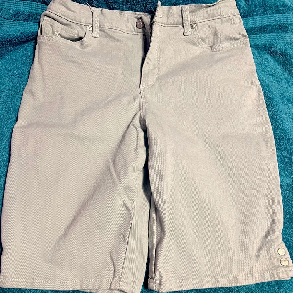 Size 8 slimming waist effect. Bermuda knee length. Very comfortable. No scams